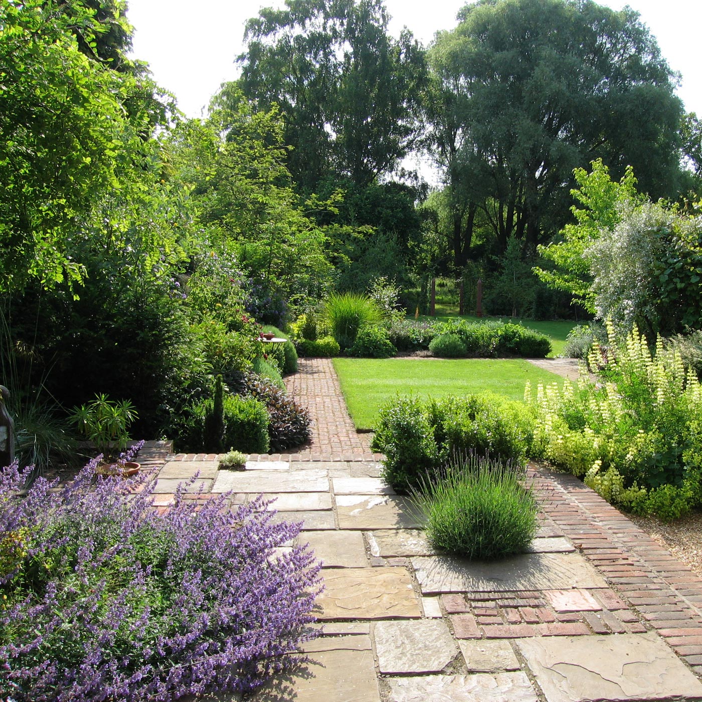 A Thatched Cottage Garden Backing Onto Water Meadows Anne Keenan A Thatched Cottage Garden Backing Onto Water Meadows Anne Keenan